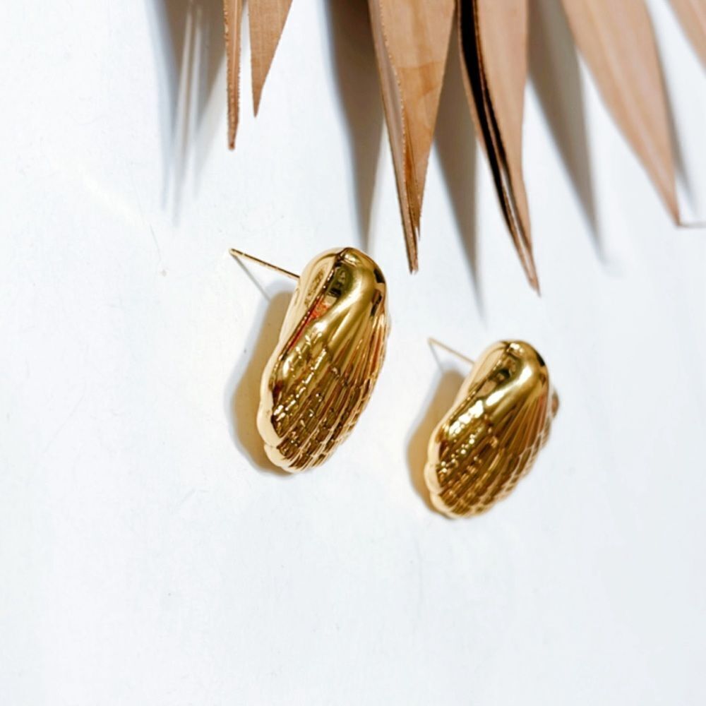 Gold seashell stud earrings S496 - Picture 3 of 4